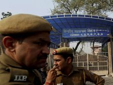 VIDEO: तिहाड़ जेल के 2 कर्मचारियों की खूनी लड़ाई