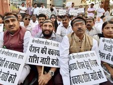 MCD की हड़ताल पर भाजपा का पोस्टर वॉर, 'आप' बेहाल 
