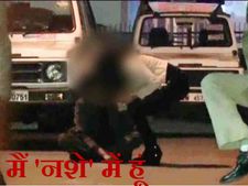 VIDEO: कनॉट प्‍लेस पर 'मर्सिडीज वाली टल्‍ली मैडम' का ड्रामा, भूल गईं कानून और तमीज