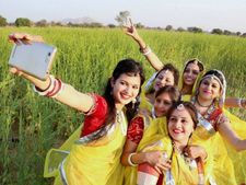 Pics: देशभर में खुशी से मनाया गया बसंत पंचमी का त्योहार, कहीं पूजा तो कहीं सेल्फी