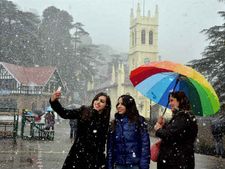 पहाड़ों पर बर्फबारी से मौसम हुआ रोमांटिक, देखें तस्वीरें