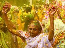 कुप्रथा का अंत: वृंदावन में विधवाओं ने खेली होली, देखें तस्वीरें 