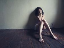 क्या है 'एगोराफोबिया', क्यों और कैसे होता है ये?