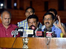   AAP की आपात बैठक, केजरीवाल ने पीएम पर साधा निशाना, कहा मोदी को आप से लगता है डर 