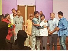  BJP-AAP में आर-पार, लेकिन केजरीवाल के गले मिले शत्रुघ्न, बताया छोटा भाई 