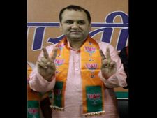 CM आवास के सामने भूख हड़ताल पर बैठे केजरीवाल को बहस की चुनौती देने वाले महेश गिरि