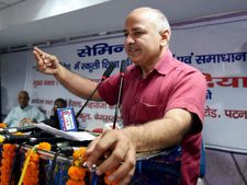   गिरफ्तारी देने 7RCR जा रहे मनीष सिसोदिया समेत आप विधायक हिरासत में 