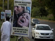 हाफिज सईद और नवाज शरीफ की अपील पर 'ब्‍लैक डे', इस्‍लामाबाद में हुर्रियत के पोस्‍टर्स