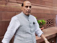 पाक में सरकार पर भारी आतंकी, राजनाथ सिंह को पाक आने से रोकने की अपील 