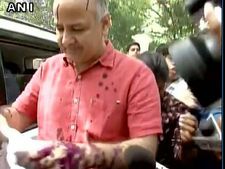 मनीष सिसोदिया पर एलजी आवास के बाहर फेंकी गई स्याही