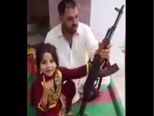  पाक में बाप ने नन्ही बच्ची से कराई AK-47 से फायरिंग, भारत और मोदी को दी चेतावनी 