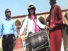 पाकिस्तान में 'हॉट चायवाला' के बाद अब 'चाइनीज ढोलवाली' की धूम