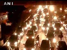 बिना बरसात ही थमीं दिल्ली की रफ्तार: साउथ एक्सटेंशन के पास भारी जाम