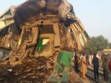 पाकिस्‍तान के कराची में भयंकर हादसा, कई मरे और सैंकड़ों घायल
