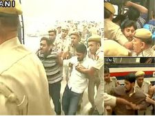 जेएनयू : लापता छात्र मामले को लेकर छात्रों ने किया प्रदर्शन, पुलिस ने मां को लिया हिरासत में 