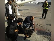प्लेन ना हो हादसे का शिकार, उड़ान से पहले  रनवे पर काले बकरे की बलि