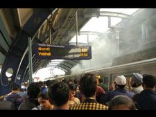 दिल्‍ली: चलती मेट्रो के कोच में लगी आग, यात्रियों को सुरक्षित निकाला गया 
