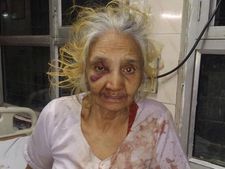 70 वर्षीय महिला से बेटे ने की मारपीट, वीडियो वायरल