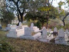 पाकिस्तान के पेशावर में अपने परिजनों के शवों को दफनाने के लिए मजबूर हैं हिन्दू