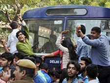 डीयू में जमकर बवाल: AISA और ABVP छात्र गुटों में हिंसक झड़प के बाद पुलिस का लाठीचार्ज