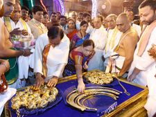 Pics: तेलंगाना के सीएम केसीआर ने 'तिरूपति बालाजी मंदिर' में चढ़ाए साढ़े 5 करोड़ के गहने