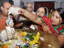 क्या है चरणामृत का 'अर्थ',  क्यों इसके बिना पूजा है अधूरी?