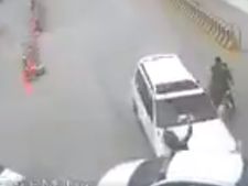 VIDEO:पाकिस्तान में विधायक की कार ने ट्रैफिक हवलदार को रौंद डाला