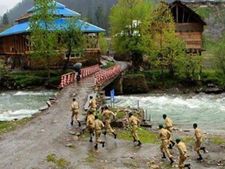 पाक का दावा- भारत के हमले से सैन्‍य वाहन नदी में डूबा, उसके चार सैनिक मरे