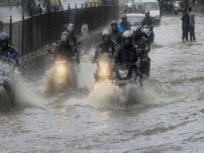 मुंबई बारिशः सीएम देवेंद्र फडणवीस से लोगों ने कहा- कुछ काम किया होता तो अच्छा होता