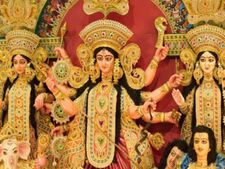Navratri 2017: आखिर तवायफ के घर की मिट्टी से ही क्यों बनती है मां दुर्गा की मूर्ति?