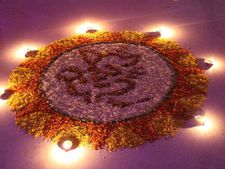 Diwali 2018: आखिर  दिवाली पर  क्यों  बनाते हैं  घरों  में  रंगोली? 