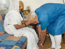 'चरण स्पर्श' केवल एक परंपरा या संस्कार नहीं बल्कि इसमें छिपा है अनोखा राज 