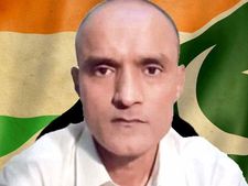 आज पाकिस्तान जाएंगी जाधव की मां और पत्नी, 60 मिनट तक कर सकते हैं मुलाकात