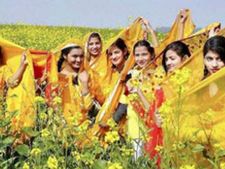 Basant Panchami 2018: रुत आ गई रे... रुत छा गई रे, पीली-पीली सरसों फूले...
