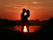 Happy Hug Day: आज के दिन अगर प्रेमी से हैं दूर, तो ये मैसेज भेजकर दिखाएं प्यार