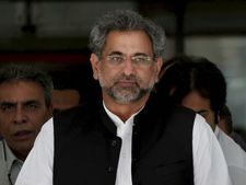 अफगानिस्‍तान के साथ शांति वार्ता के लिए काबुल पहुंचे पाक पीएम अब्‍बासी 