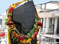 खुशी और सफलता चाहिए तो शनिदेव को ऐसे करें प्रसन्न
