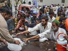 पाकिस्‍तान में पारा पहुंचा 50 के पार, गर्मी इतनी कि बेहोश हो रहे हैं लोग 