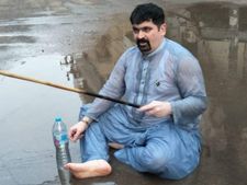 कराची में वोट मांगने के लिए नाले का पानी पी गया एक कैंडीडेट, फोटो और वीडियो हुआ वायरल