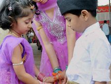  Raksha Bandhan 2018: इस मंत्र के साथ भाई की कलाई पर बांधिए राखी, होगी उम्र लंबी 