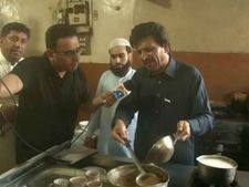 मिलिए इमरान खान की पार्टी के करोड़पति 'चायवाला' से, जो सांसद बनकर बनेंगे सरकार का हिस्‍सा