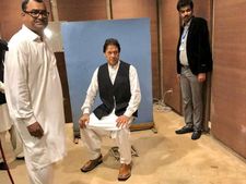 पाकिस्‍तान के नए पीएम इमरान खान ने आईडी कार्ड के लिए संसद के मामूली कर्मी से मांगा कोट 