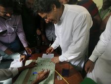 इमरान खान ने चुनाव आयोग में दिया लिखित माफीनामा, दोष साबित होने पर हो सकती है छह माह की जेल!