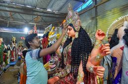 Navratri 2018: जानिए मां भगवती के श्रृंगार का महत्व और देखें दुर्गा-पूजा की तस्वीरें 