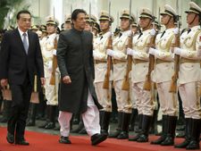 चीन के 'अहसान' की वजह से CPEC पर बदल गए पाकिस्‍तान के पीएम इमरान खान के सुर, प्रोजेक्‍ट को बताया तरक्‍की का विकल्‍प 