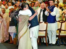 CongressFoundationDay:133 साल की हुई कांग्रेस, गुलामी-आजादी, शोहरत, हत्या और नफरत सब कुछ देखा इसने 