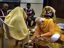 दलितों के पैर धोकर क्या चुनावी कुंभ पार कर पाएंगे पीएम नरेंद्र मोदी?