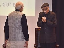 चहेते शिष्य के हाथों अपना ही महल ढहता देखते रहे आडवाणी