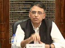  आर्थिक संकट में घिरे पाकिस्‍तान के पीएम इमरान ने वित्‍त मंत्री असद उमर को हटाया