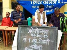 उत्तराखंड: 'पेड़ वाले गुरुजी' गोद लेते हैं बालिकाएं, हर साल खुद के खर्च पर कराते हैं उनकी पढ़ाई